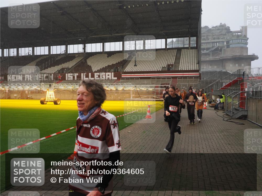07.12.2025 - St. Pauli X-Mass-Run No. 15 Fabian Wolf http://msf.ph/oto/9364605 07.12.2025 10:07:24 Ziel 256, 265, 272, 517, 657, 685, 716, 767, 1187, 1234, 2983 meine-sportfotos.de