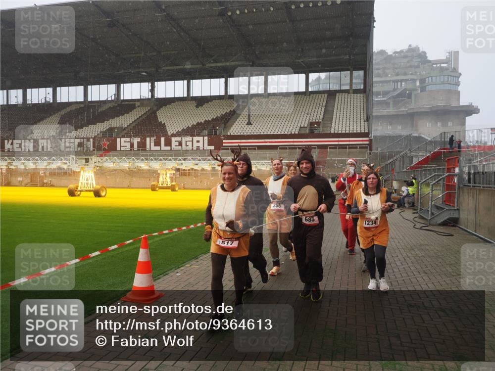07.12.2025 - St. Pauli X-Mass-Run No. 15 Fabian Wolf http://msf.ph/oto/9364613 07.12.2025 10:07:27 Ziel 256, 265, 272, 517, 657, 685, 716, 767, 1187, 1234, 1543, 2983, 3003 meine-sportfotos.de