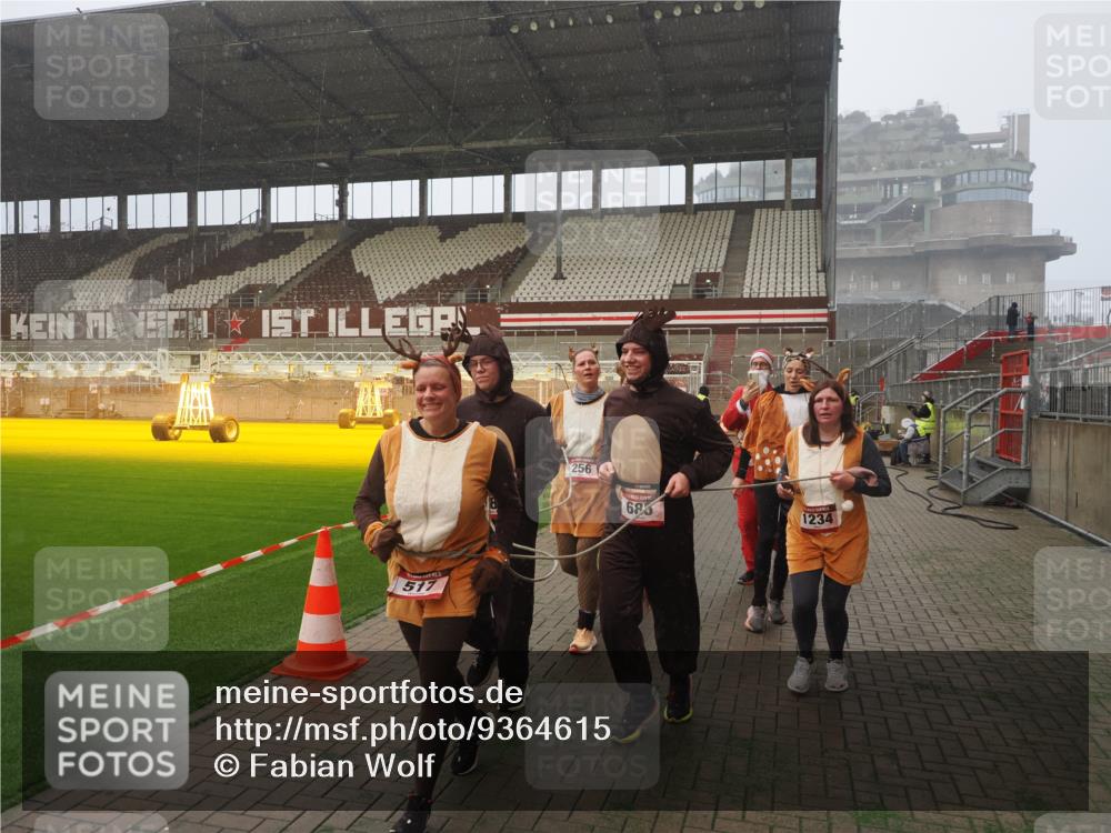 07.12.2025 - St. Pauli X-Mass-Run No. 15 Fabian Wolf http://msf.ph/oto/9364615 07.12.2025 10:07:27 Ziel 256, 265, 272, 517, 657, 685, 716, 767, 1187, 1234, 1543, 2983, 3003 meine-sportfotos.de