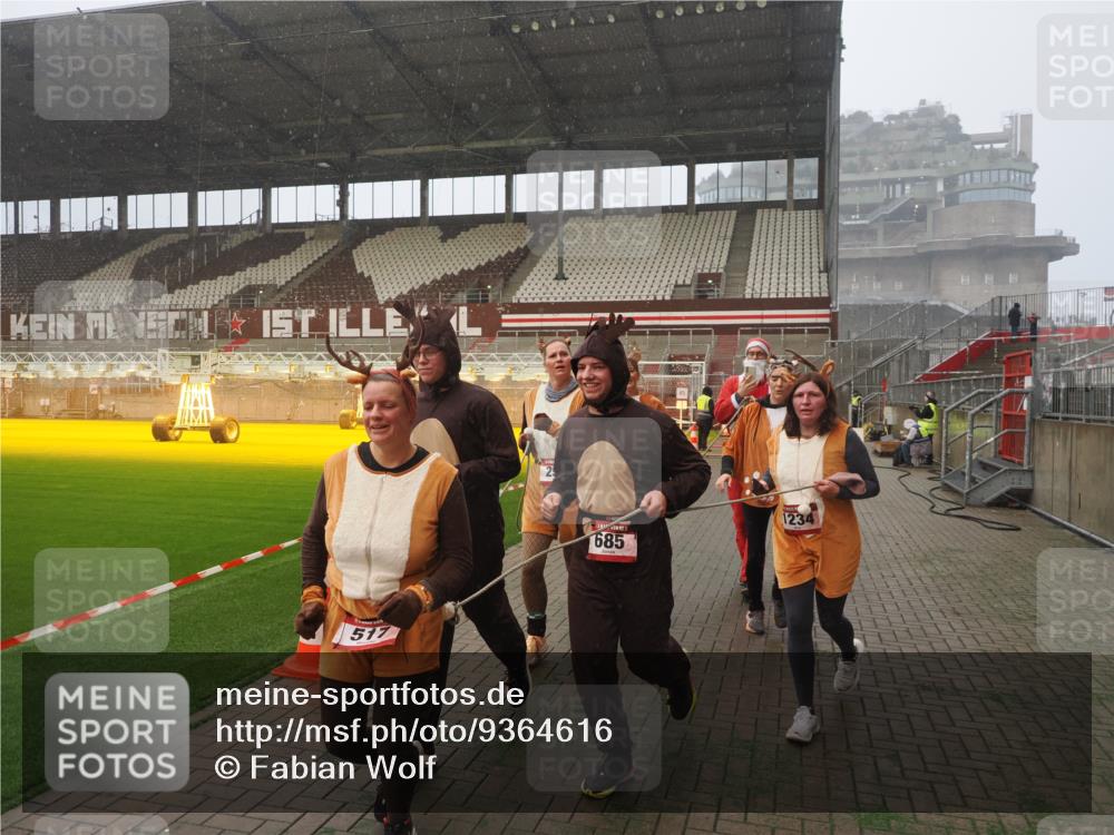 07.12.2025 - St. Pauli X-Mass-Run No. 15 Fabian Wolf http://msf.ph/oto/9364616 07.12.2025 10:07:27 Ziel 256, 265, 272, 517, 657, 685, 716, 767, 1187, 1234, 1543, 2983, 3003 meine-sportfotos.de