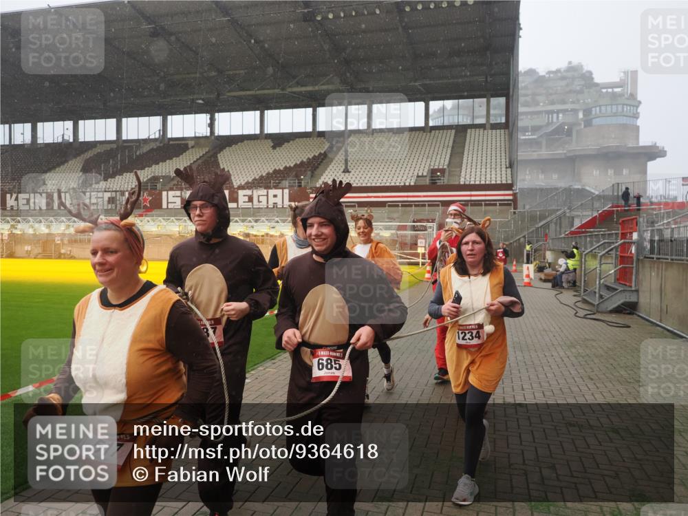 07.12.2025 - St. Pauli X-Mass-Run No. 15 Fabian Wolf http://msf.ph/oto/9364618 07.12.2025 10:07:28 Ziel 256, 265, 272, 517, 657, 685, 716, 767, 1187, 1234, 1543, 2983, 3003 meine-sportfotos.de