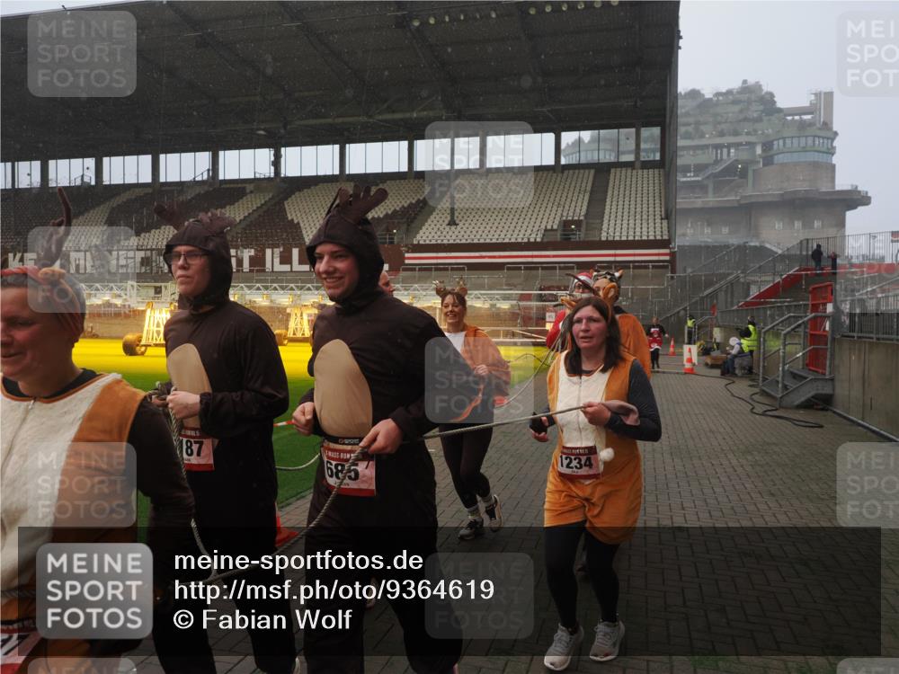 07.12.2025 - St. Pauli X-Mass-Run No. 15 Fabian Wolf http://msf.ph/oto/9364619 07.12.2025 10:07:28 Ziel 256, 265, 272, 517, 657, 685, 716, 767, 1187, 1234, 1543, 2983, 3003 meine-sportfotos.de