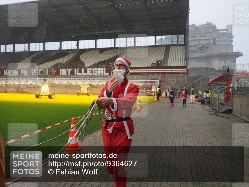 07.12.2025 - St. Pauli X-Mass-Run No. 15 Fabian Wolf http://msf.ph/oto/9364627 07.12.2025 10:07:30 Ziel 256, 265, 272, 517, 657, 685, 716, 767, 1187, 1234, 1543, 3003 meine-sportfotos.de