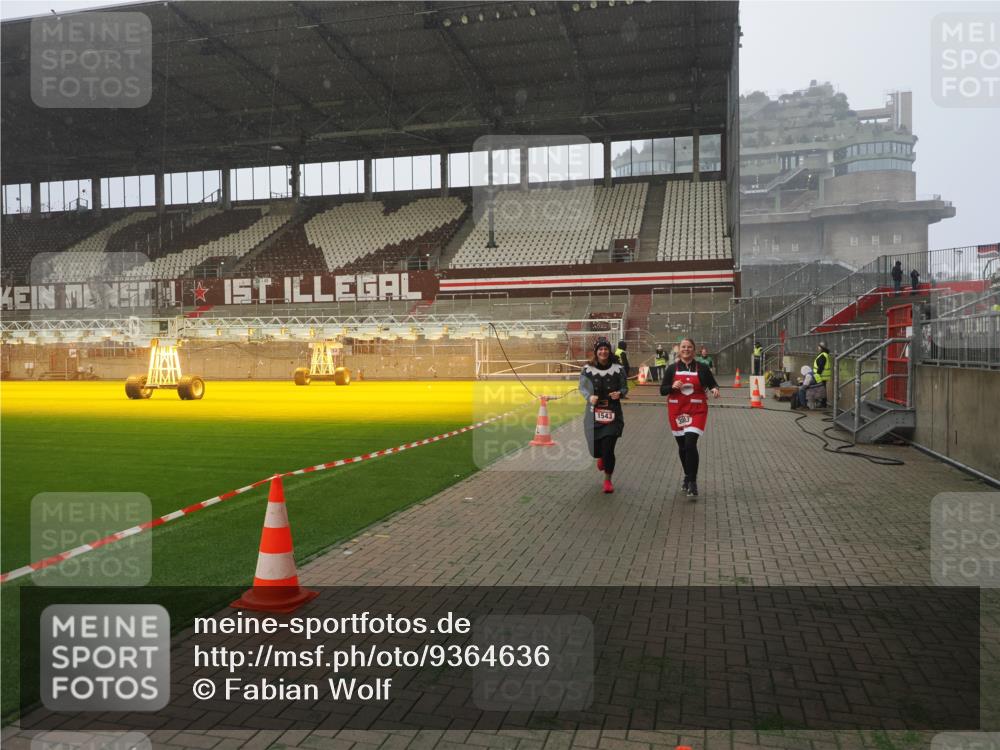 07.12.2025 - St. Pauli X-Mass-Run No. 15 Fabian Wolf http://msf.ph/oto/9364636 07.12.2025 10:07:33 Ziel 256, 265, 272, 517, 657, 685, 716, 767, 1187, 1234, 1447, 1449, 1543, 3003 meine-sportfotos.de