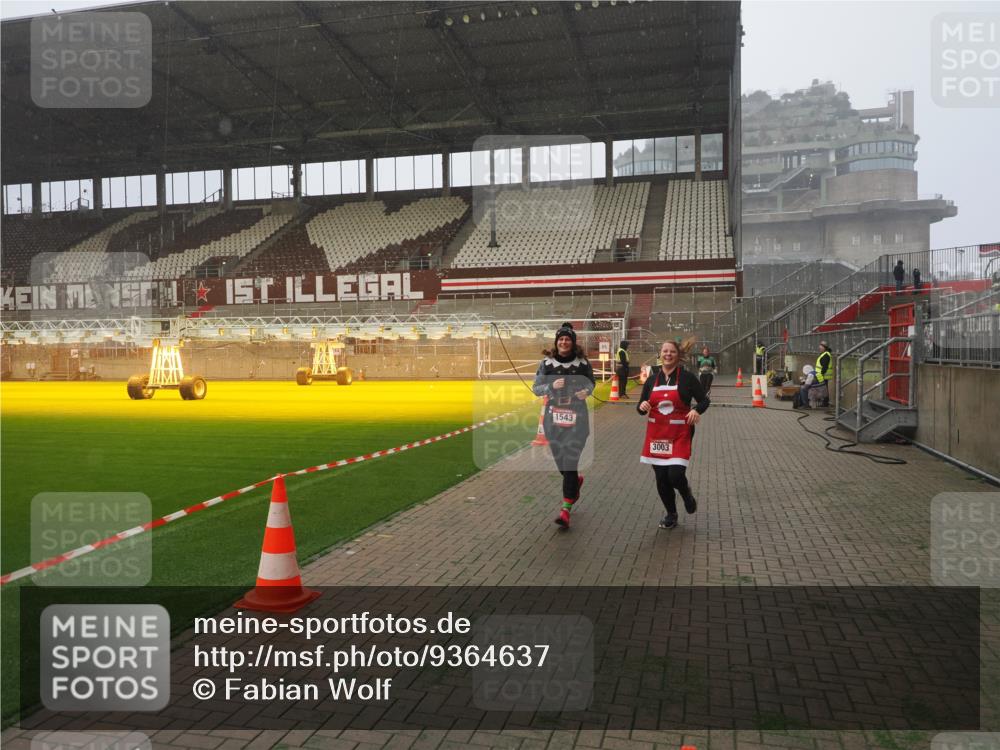 07.12.2025 - St. Pauli X-Mass-Run No. 15 Fabian Wolf http://msf.ph/oto/9364637 07.12.2025 10:07:34 Ziel 256, 265, 272, 517, 657, 685, 716, 767, 1187, 1234, 1447, 1449, 1543, 3003 meine-sportfotos.de