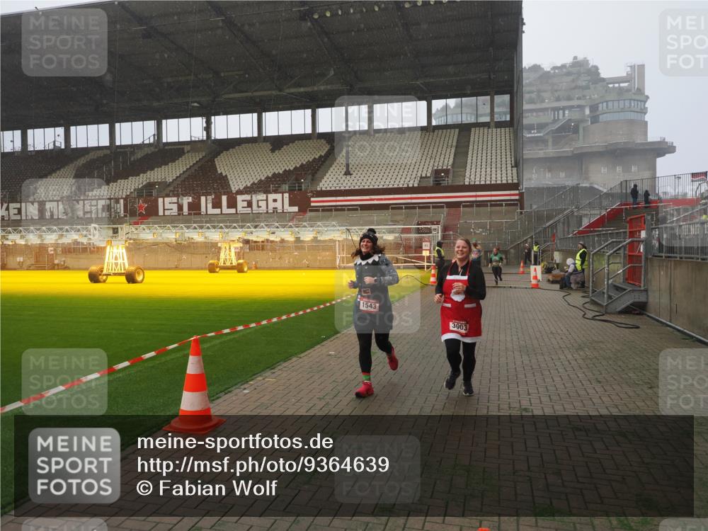 07.12.2025 - St. Pauli X-Mass-Run No. 15 Fabian Wolf http://msf.ph/oto/9364639 07.12.2025 10:07:34 Ziel 256, 265, 272, 517, 657, 685, 716, 767, 1187, 1234, 1447, 1449, 1543, 3003 meine-sportfotos.de