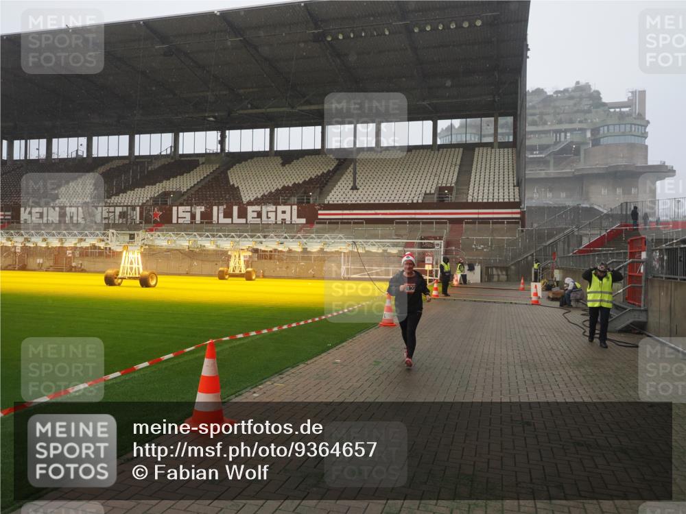 07.12.2025 - St. Pauli X-Mass-Run No. 15 Fabian Wolf http://msf.ph/oto/9364657 07.12.2025 10:07:47 Ziel 1447, 1449, 1905 meine-sportfotos.de
