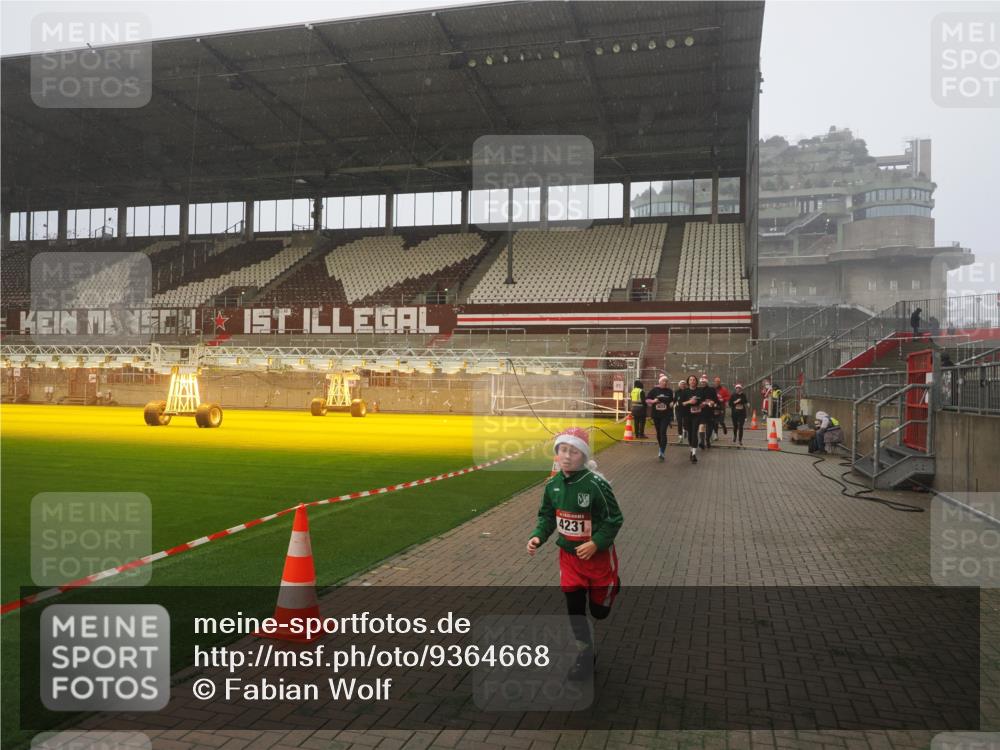 07.12.2025 - St. Pauli X-Mass-Run No. 15 Fabian Wolf http://msf.ph/oto/9364668 07.12.2025 10:07:59 Ziel 1905, 3627, 3628, 4231, 4623, 4624, 4626, 4734, 4737, 4740 meine-sportfotos.de