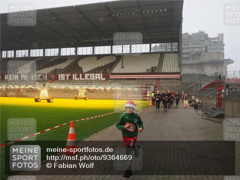07.12.2025 - St. Pauli X-Mass-Run No. 15 Fabian Wolf http://msf.ph/oto/9364669 07.12.2025 10:07:59 Ziel 1905, 3627, 3628, 4231, 4623, 4624, 4626, 4734, 4737, 4740 meine-sportfotos.de