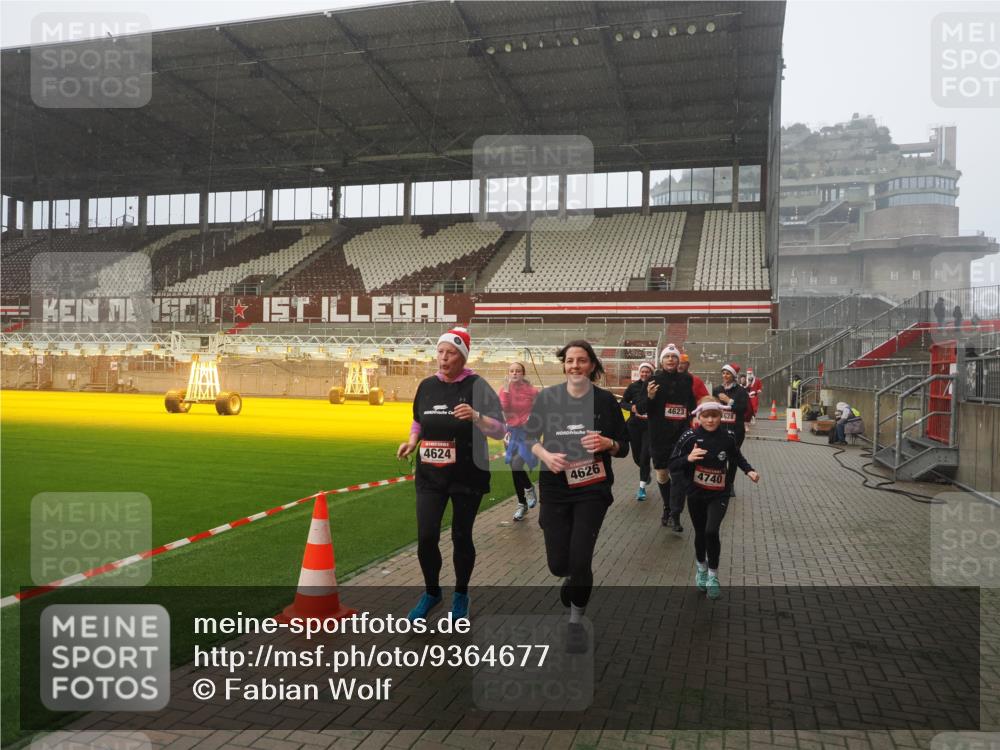 07.12.2025 - St. Pauli X-Mass-Run No. 15 Fabian Wolf http://msf.ph/oto/9364677 07.12.2025 10:08:03 Ziel 2691, 2692, 3627, 3628, 4231, 4623, 4624, 4626, 4734, 4737, 4740 meine-sportfotos.de