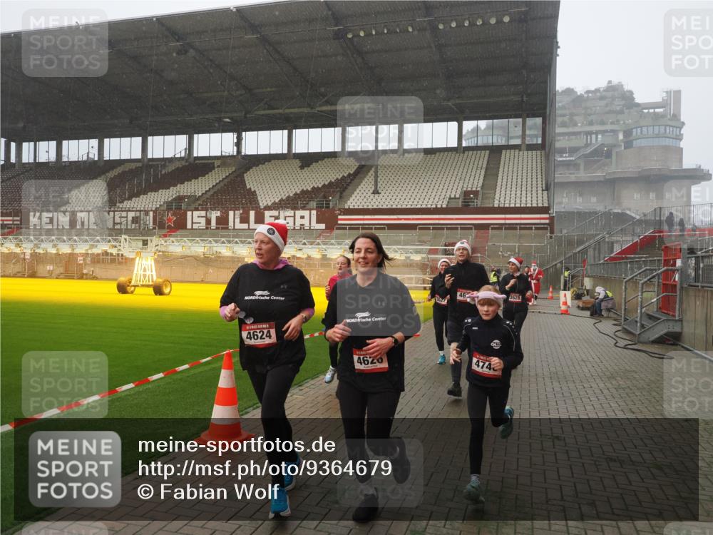 07.12.2025 - St. Pauli X-Mass-Run No. 15 Fabian Wolf http://msf.ph/oto/9364679 07.12.2025 10:08:04 Ziel 2691, 2692, 3627, 3628, 4231, 4623, 4624, 4626, 4734, 4737, 4740 meine-sportfotos.de