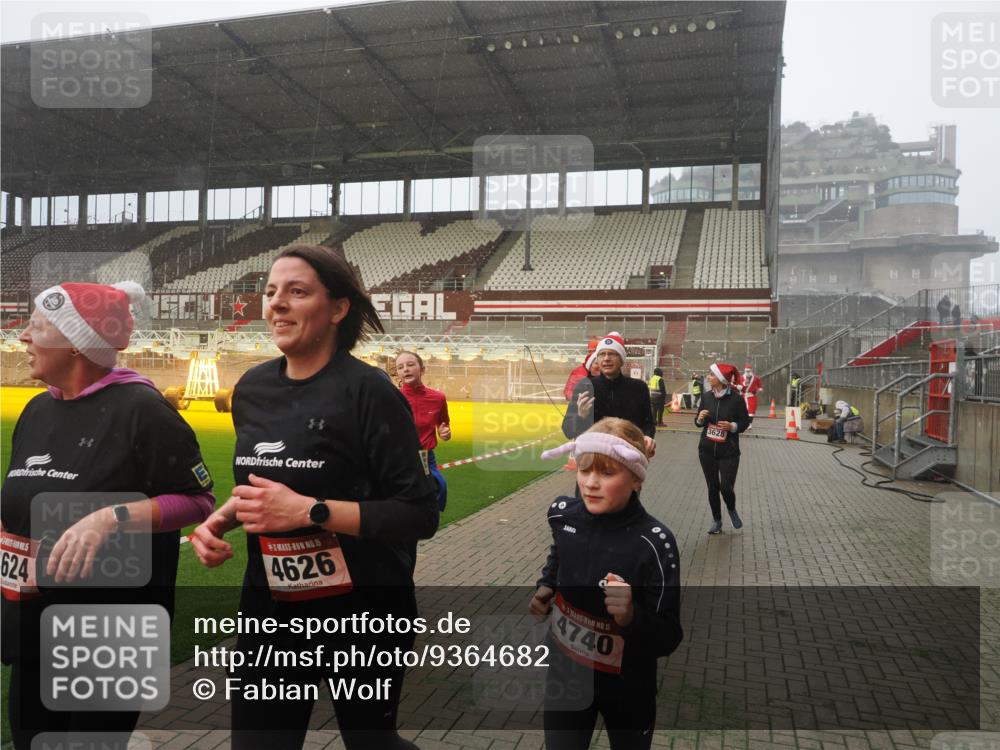 07.12.2025 - St. Pauli X-Mass-Run No. 15 Fabian Wolf http://msf.ph/oto/9364682 07.12.2025 10:08:04 Ziel 2691, 2692, 3627, 3628, 4231, 4623, 4624, 4626, 4734, 4737, 4740 meine-sportfotos.de