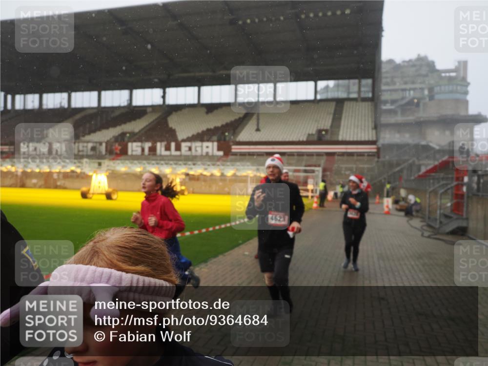 07.12.2025 - St. Pauli X-Mass-Run No. 15 Fabian Wolf http://msf.ph/oto/9364684 07.12.2025 10:08:05 Ziel 2691, 2692, 3627, 3628, 4231, 4623, 4624, 4626, 4734, 4737, 4740 meine-sportfotos.de
