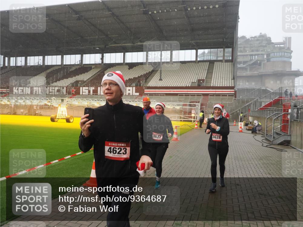 07.12.2025 - St. Pauli X-Mass-Run No. 15 Fabian Wolf http://msf.ph/oto/9364687 07.12.2025 10:08:05 Ziel 2691, 2692, 3627, 3628, 4231, 4623, 4624, 4626, 4734, 4737, 4740 meine-sportfotos.de