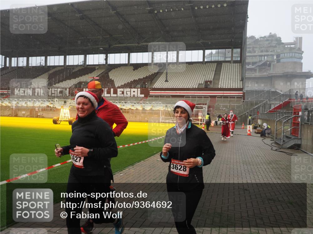 07.12.2025 - St. Pauli X-Mass-Run No. 15 Fabian Wolf http://msf.ph/oto/9364692 07.12.2025 10:08:07 Ziel 2691, 2692, 3627, 3628, 4231, 4623, 4624, 4626, 4734, 4737, 4740 meine-sportfotos.de