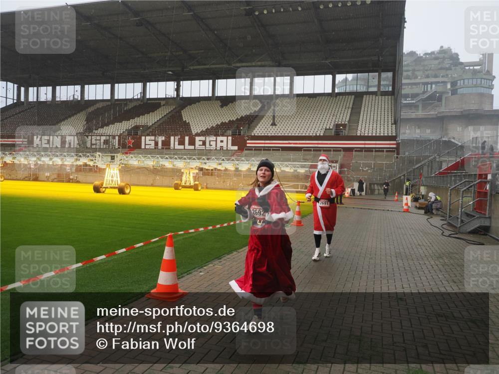 07.12.2025 - St. Pauli X-Mass-Run No. 15 Fabian Wolf http://msf.ph/oto/9364698 07.12.2025 10:08:11 Ziel 2691, 2692, 3627, 3628, 4231, 4623, 4624, 4626, 4734, 4737, 4740 meine-sportfotos.de