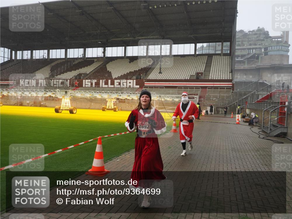 07.12.2025 - St. Pauli X-Mass-Run No. 15 Fabian Wolf http://msf.ph/oto/9364699 07.12.2025 10:08:11 Ziel 2691, 2692, 3627, 3628, 4231, 4623, 4624, 4626, 4734, 4737, 4740 meine-sportfotos.de