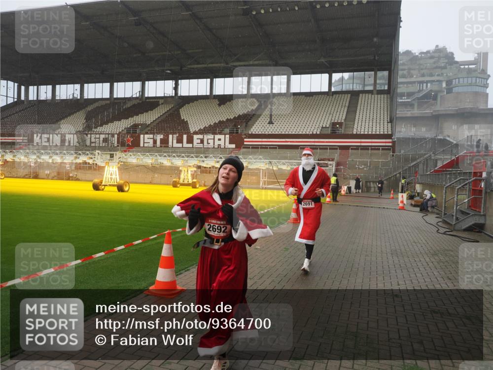 07.12.2025 - St. Pauli X-Mass-Run No. 15 Fabian Wolf http://msf.ph/oto/9364700 07.12.2025 10:08:11 Ziel 2691, 2692, 3627, 3628, 4231, 4623, 4624, 4626, 4734, 4737, 4740 meine-sportfotos.de