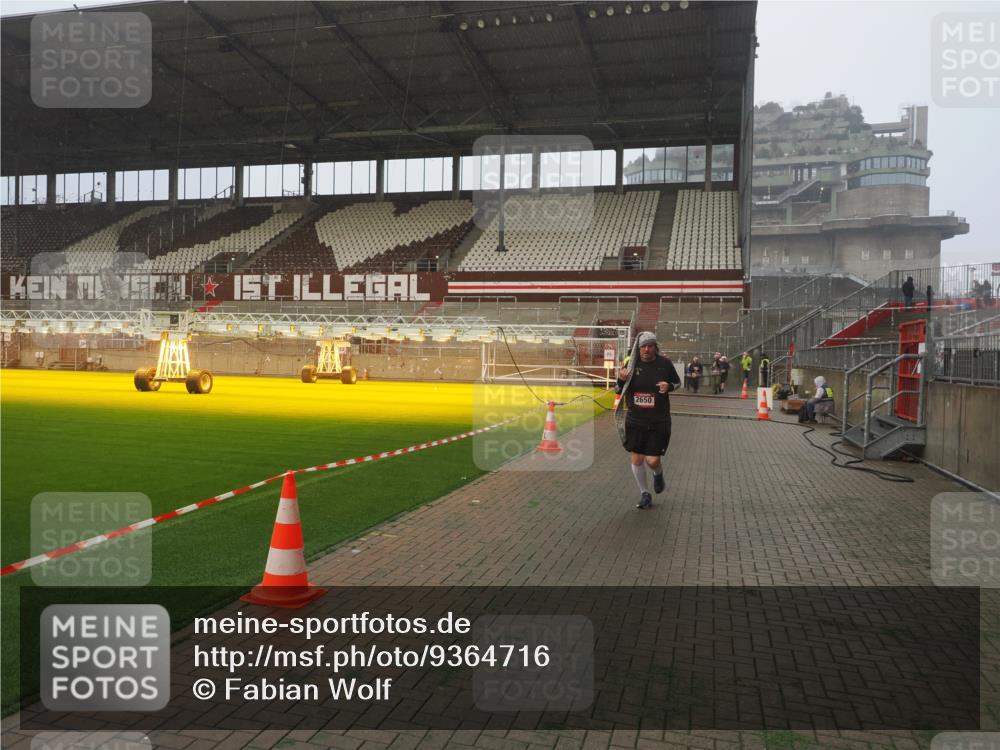 07.12.2025 - St. Pauli X-Mass-Run No. 15 Fabian Wolf http://msf.ph/oto/9364716 07.12.2025 10:08:26 Ziel 2650, 2746 meine-sportfotos.de