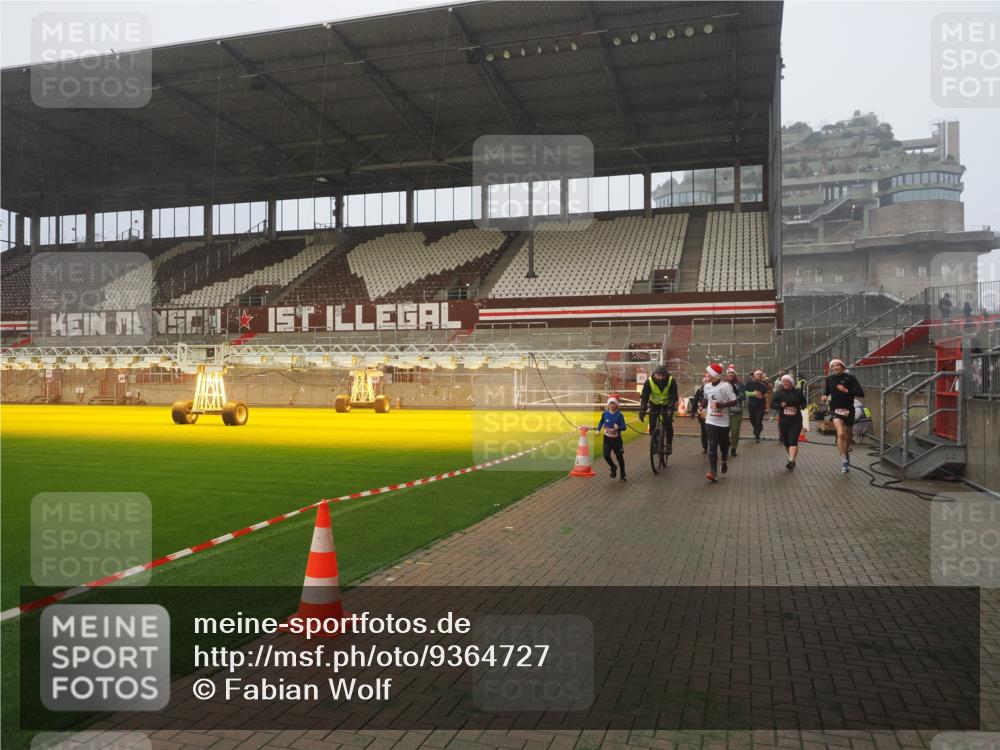 07.12.2025 - St. Pauli X-Mass-Run No. 15 Fabian Wolf http://msf.ph/oto/9364727 07.12.2025 10:08:36 Ziel 2247, 2248, 2650, 3495, 3759, 4205, 4232, 4234, 4451 meine-sportfotos.de