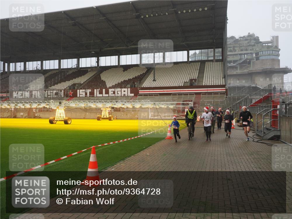 07.12.2025 - St. Pauli X-Mass-Run No. 15 Fabian Wolf http://msf.ph/oto/9364728 07.12.2025 10:08:36 Ziel 2247, 2248, 2650, 3495, 3759, 4205, 4232, 4234, 4451 meine-sportfotos.de