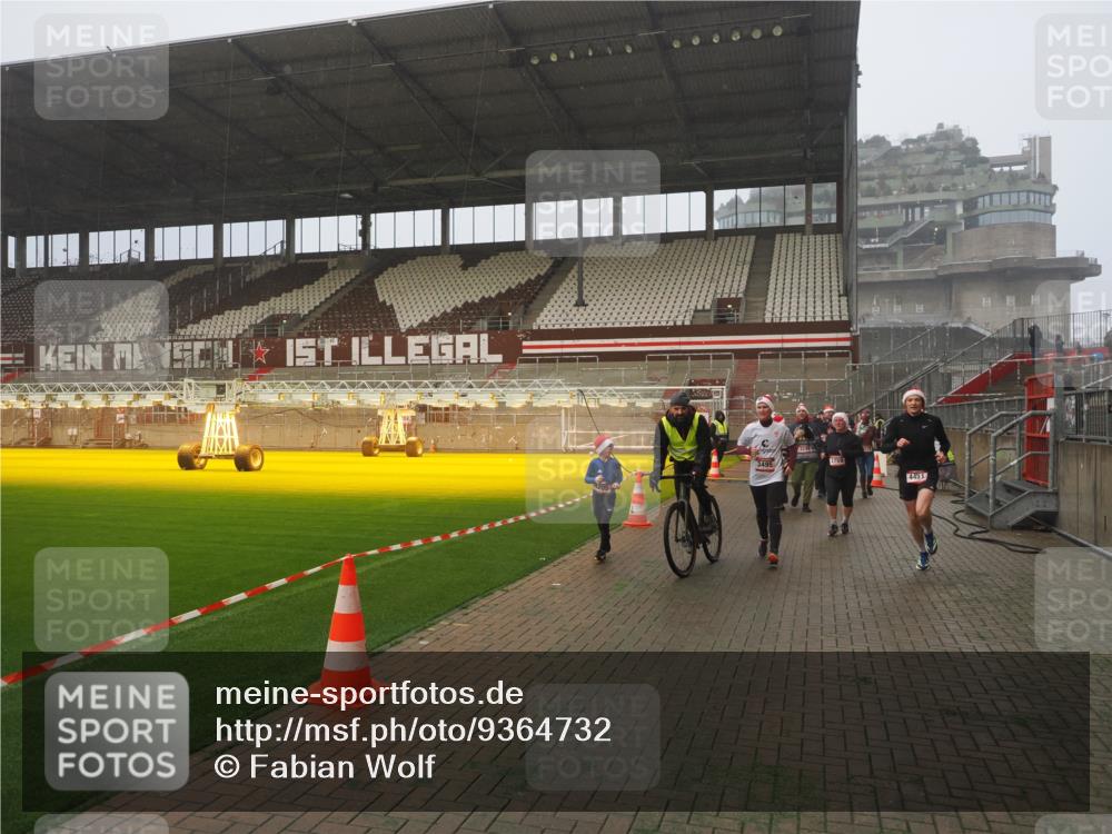 07.12.2025 - St. Pauli X-Mass-Run No. 15 Fabian Wolf http://msf.ph/oto/9364732 07.12.2025 10:08:37 Ziel 2247, 2248, 2650, 3212, 3495, 3671, 3759, 4205, 4232, 4234, 4451 meine-sportfotos.de