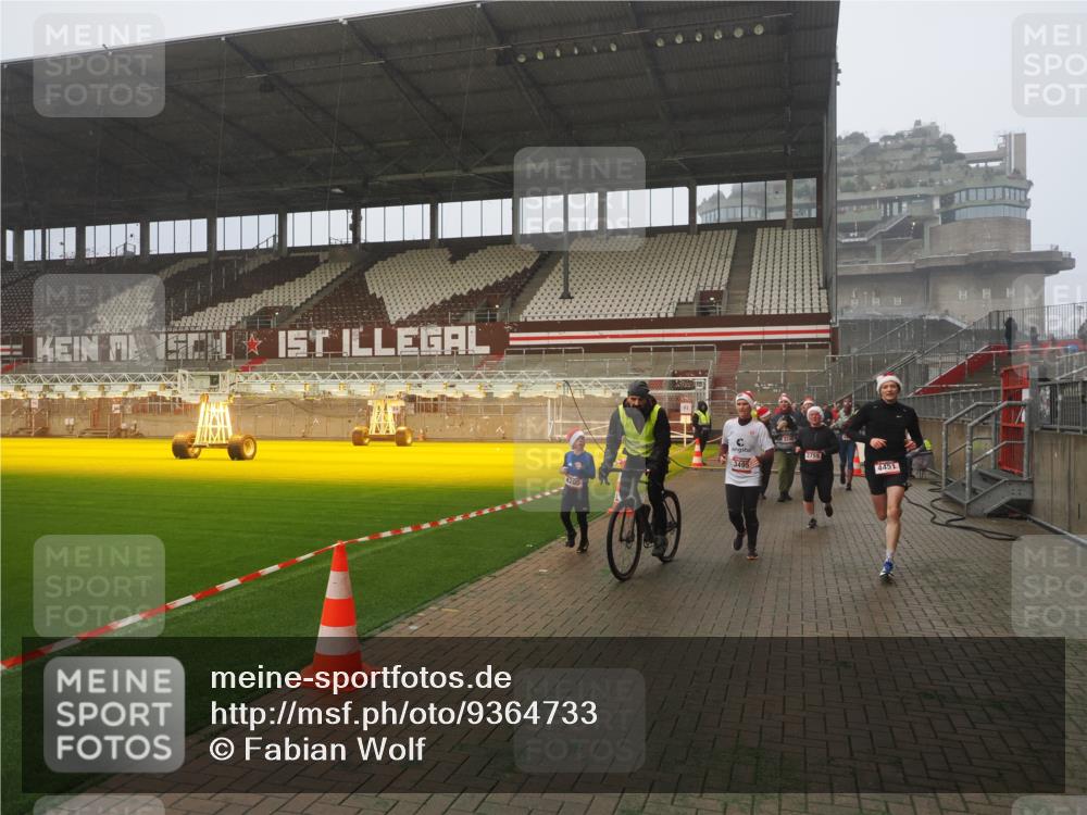 07.12.2025 - St. Pauli X-Mass-Run No. 15 Fabian Wolf http://msf.ph/oto/9364733 07.12.2025 10:08:37 Ziel 2247, 2248, 2650, 3212, 3495, 3671, 3759, 4205, 4232, 4234, 4451 meine-sportfotos.de