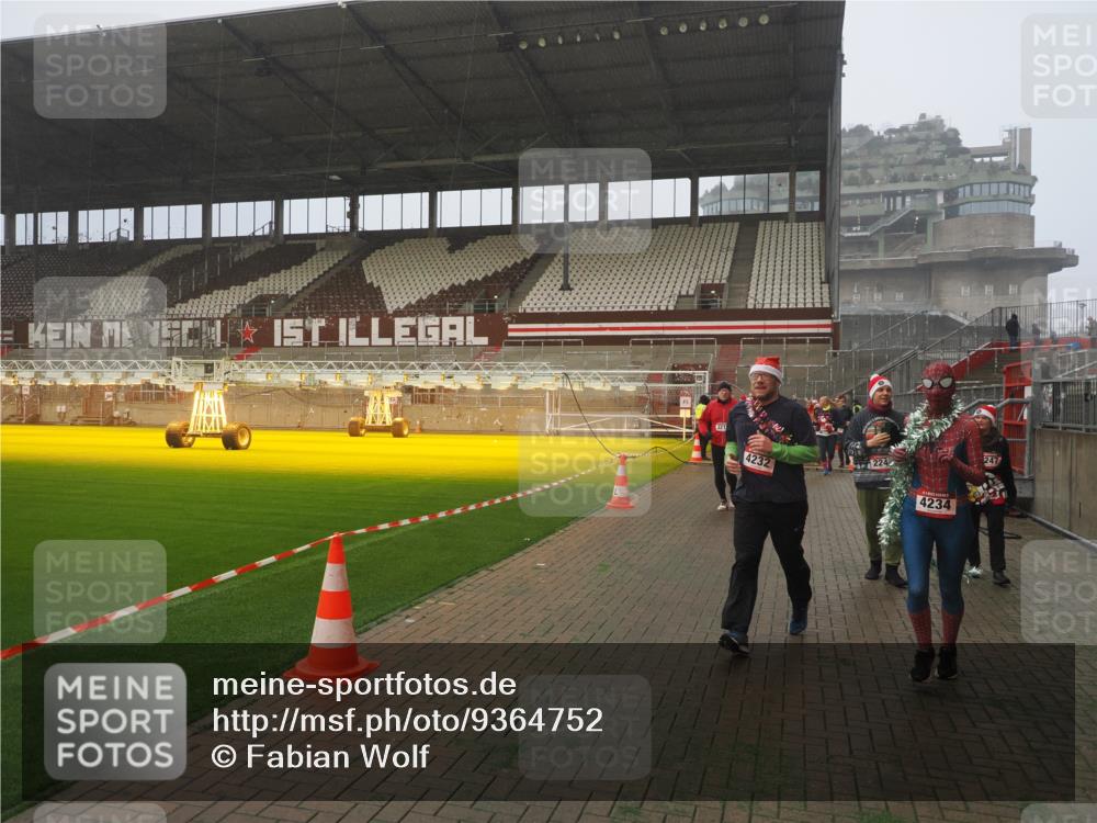 07.12.2025 - St. Pauli X-Mass-Run No. 15 Fabian Wolf http://msf.ph/oto/9364752 07.12.2025 10:08:42 Ziel 390, 707, 789, 947, 1002, 1031, 2247, 2248, 2521, 3212, 3332, 3335, 3495, 3671, 3759, 4205, 4232, 4234, 4451 meine-sportfotos.de