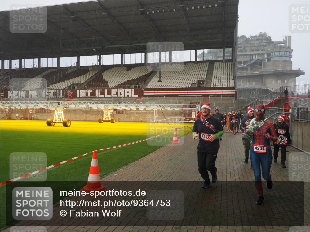 07.12.2025 - St. Pauli X-Mass-Run No. 15 Fabian Wolf http://msf.ph/oto/9364753 07.12.2025 10:08:42 Ziel 390, 707, 789, 947, 1002, 1031, 2247, 2248, 2521, 3212, 3332, 3335, 3495, 3671, 3759, 4205, 4232, 4234, 4451 meine-sportfotos.de