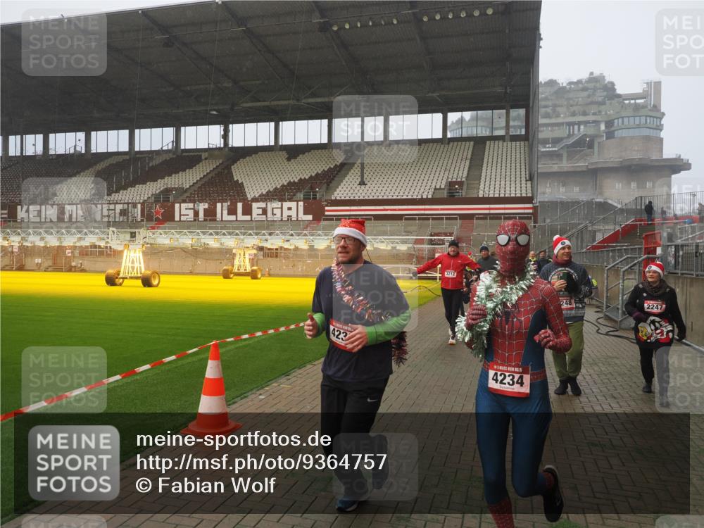 07.12.2025 - St. Pauli X-Mass-Run No. 15 Fabian Wolf http://msf.ph/oto/9364757 07.12.2025 10:08:43 Ziel 390, 707, 789, 947, 1002, 1031, 2247, 2248, 2521, 3212, 3332, 3335, 3495, 3671, 3759, 4205, 4232, 4234, 4451 meine-sportfotos.de