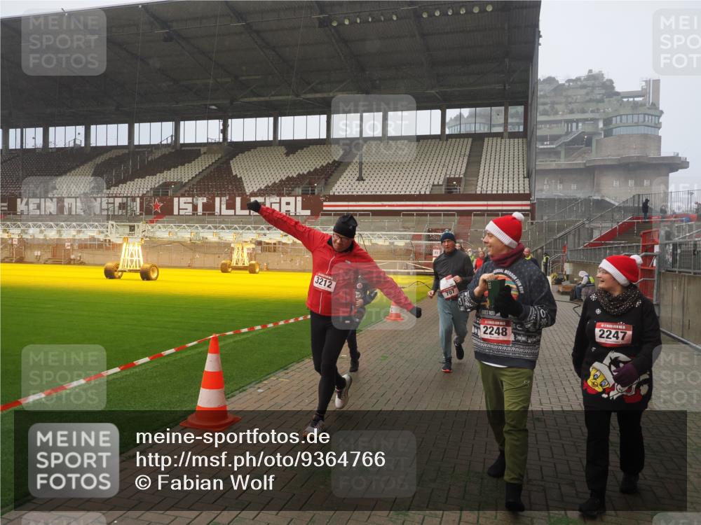 07.12.2025 - St. Pauli X-Mass-Run No. 15 Fabian Wolf http://msf.ph/oto/9364766 07.12.2025 10:08:45 Ziel 390, 707, 789, 947, 1002, 1031, 1176, 2247, 2248, 2521, 3212, 3332, 3335, 3495, 3671, 3759, 3904, 4205, 4232, 4234, 4451 meine-sportfotos.de