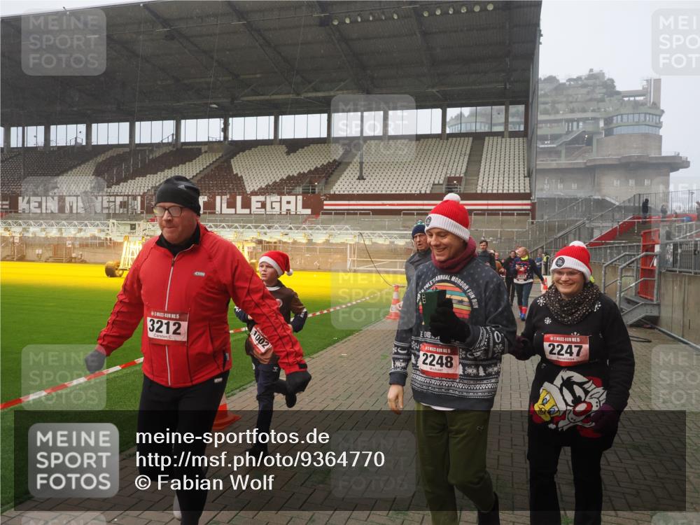 07.12.2025 - St. Pauli X-Mass-Run No. 15 Fabian Wolf http://msf.ph/oto/9364770 07.12.2025 10:08:46 Ziel 390, 707, 789, 947, 1002, 1031, 1176, 2247, 2248, 2521, 3212, 3332, 3335, 3495, 3671, 3759, 3904, 3907, 4205, 4232, 4234, 4451 meine-sportfotos.de