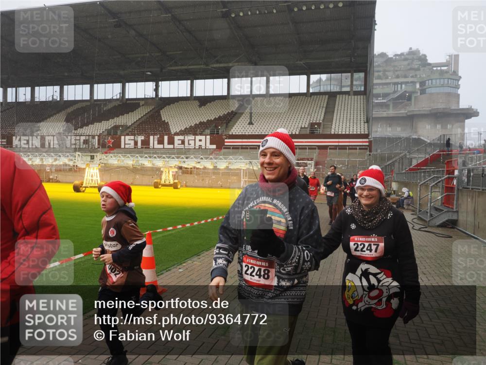 07.12.2025 - St. Pauli X-Mass-Run No. 15 Fabian Wolf http://msf.ph/oto/9364772 07.12.2025 10:08:47 Ziel 390, 707, 789, 947, 1002, 1031, 1176, 2247, 2248, 2521, 3212, 3332, 3335, 3495, 3671, 3759, 3904, 3907, 4205, 4232, 4234, 4451 meine-sportfotos.de