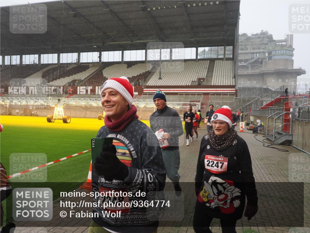 07.12.2025 - St. Pauli X-Mass-Run No. 15 Fabian Wolf http://msf.ph/oto/9364774 07.12.2025 10:08:47 Ziel 390, 707, 789, 947, 1002, 1031, 1176, 2247, 2248, 2521, 3212, 3332, 3335, 3495, 3671, 3759, 3904, 3907, 4205, 4232, 4234, 4451 meine-sportfotos.de