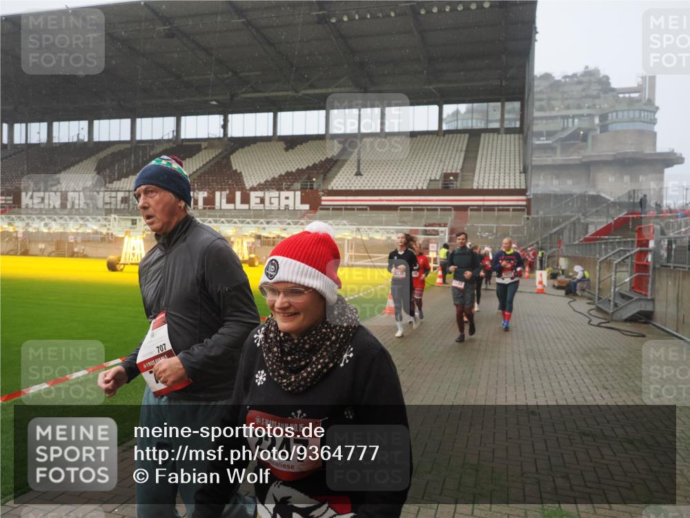 07.12.2025 - St. Pauli X-Mass-Run No. 15 Fabian Wolf http://msf.ph/oto/9364777 07.12.2025 10:08:48 Ziel 390, 707, 786, 789, 947, 1002, 1031, 1176, 2247, 2248, 2521, 3212, 3332, 3335, 3484, 3495, 3671, 3759, 3904, 3907, 4205, 4232, 4234, 4451 meine-sportfotos.de