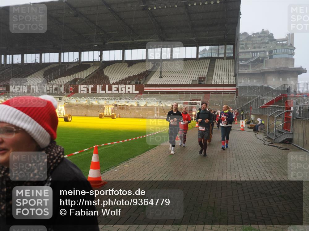 07.12.2025 - St. Pauli X-Mass-Run No. 15 Fabian Wolf http://msf.ph/oto/9364779 07.12.2025 10:08:48 Ziel 390, 707, 786, 789, 947, 1002, 1031, 1176, 2247, 2248, 2521, 3212, 3332, 3335, 3484, 3495, 3671, 3759, 3904, 3907, 4205, 4232, 4234, 4451 meine-sportfotos.de