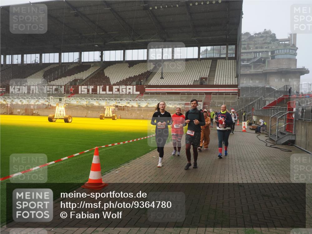 07.12.2025 - St. Pauli X-Mass-Run No. 15 Fabian Wolf http://msf.ph/oto/9364780 07.12.2025 10:08:49 Ziel 390, 707, 786, 789, 947, 1002, 1031, 1176, 2247, 2248, 2521, 3212, 3332, 3335, 3484, 3495, 3671, 3759, 3904, 3907, 4205, 4232, 4234, 4451 meine-sportfotos.de