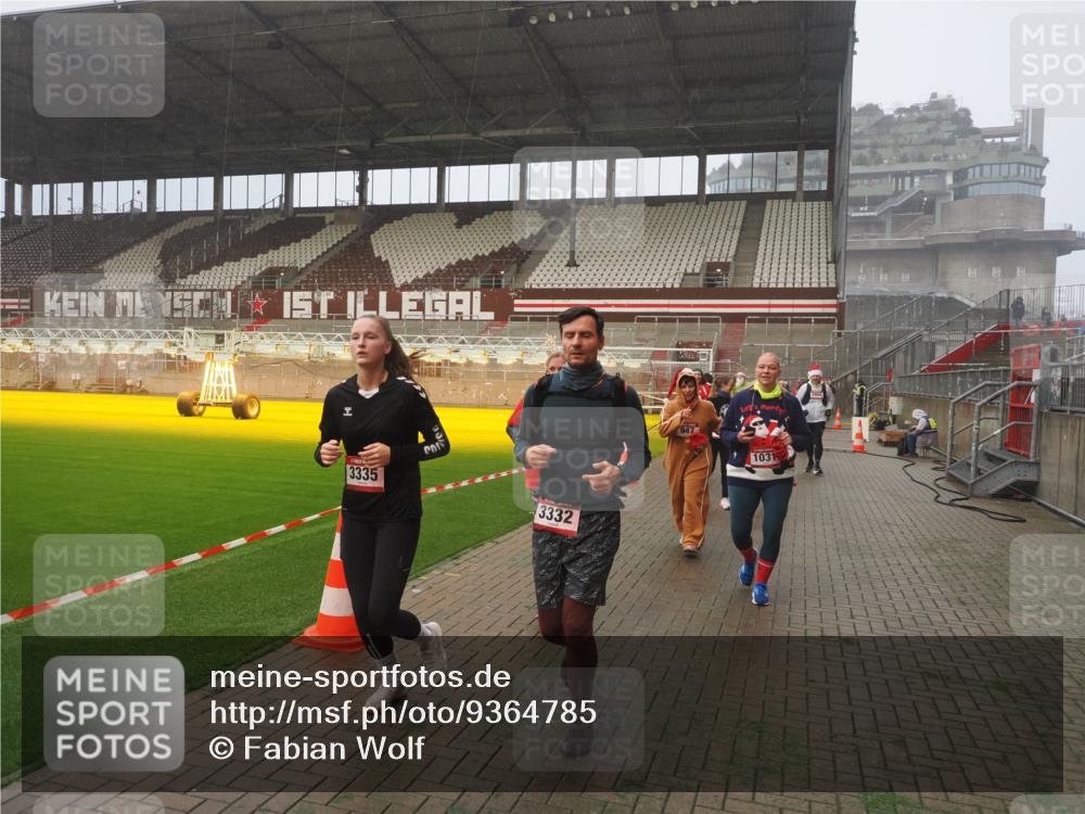 07.12.2025 - St. Pauli X-Mass-Run No. 15 Fabian Wolf http://msf.ph/oto/9364785 07.12.2025 10:08:50 Ziel 390, 707, 786, 789, 947, 1002, 1031, 1176, 2521, 3212, 3332, 3335, 3484, 3495, 3671, 3759, 3904, 3907, 4205, 4232, 4234, 4451 meine-sportfotos.de