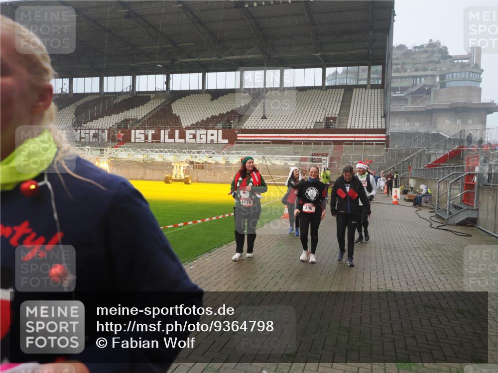 07.12.2025 - St. Pauli X-Mass-Run No. 15 Fabian Wolf http://msf.ph/oto/9364798 07.12.2025 10:08:53 Ziel 19, 390, 707, 786, 789, 947, 1002, 1031, 1176, 1570, 2126, 2521, 3212, 3300, 3332, 3335, 3484, 3671, 3891, 3904, 3907, 4232, 4234, 4451 meine-sportfotos.de