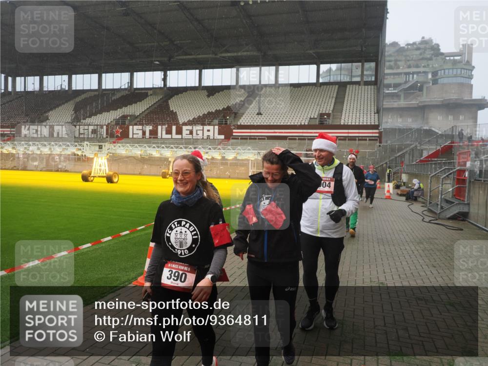 07.12.2025 - St. Pauli X-Mass-Run No. 15 Fabian Wolf http://msf.ph/oto/9364811 07.12.2025 10:08:56 Ziel 19, 390, 707, 786, 789, 947, 1002, 1031, 1176, 1570, 2126, 2521, 3212, 3300, 3332, 3335, 3484, 3671, 3891, 3904, 3907, 4066, 4067, 4068 meine-sportfotos.de