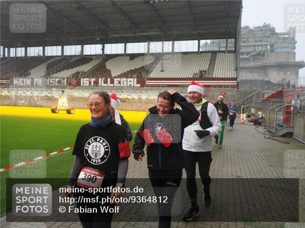 07.12.2025 - St. Pauli X-Mass-Run No. 15 Fabian Wolf http://msf.ph/oto/9364812 07.12.2025 10:08:56 Ziel 19, 390, 707, 786, 789, 947, 1002, 1031, 1176, 1570, 2126, 2521, 3212, 3300, 3332, 3335, 3484, 3671, 3891, 3904, 3907, 4066, 4067, 4068 meine-sportfotos.de