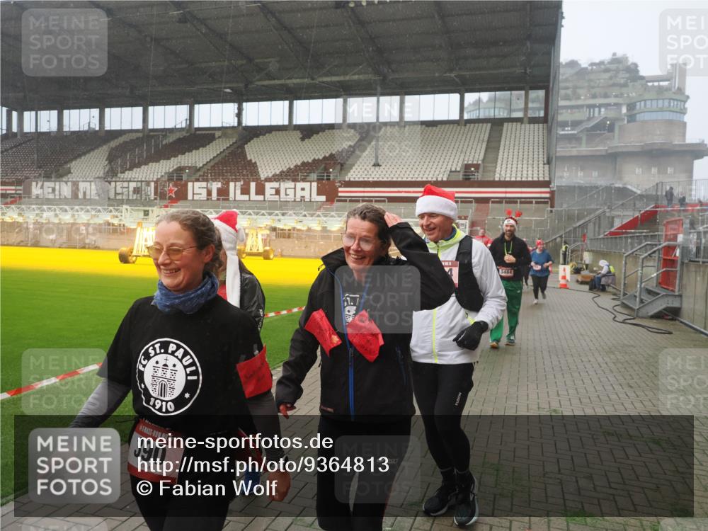 07.12.2025 - St. Pauli X-Mass-Run No. 15 Fabian Wolf http://msf.ph/oto/9364813 07.12.2025 10:08:56 Ziel 19, 390, 707, 786, 789, 947, 1002, 1031, 1176, 1570, 2126, 2521, 3212, 3300, 3332, 3335, 3484, 3671, 3891, 3904, 3907, 4066, 4067, 4068 meine-sportfotos.de