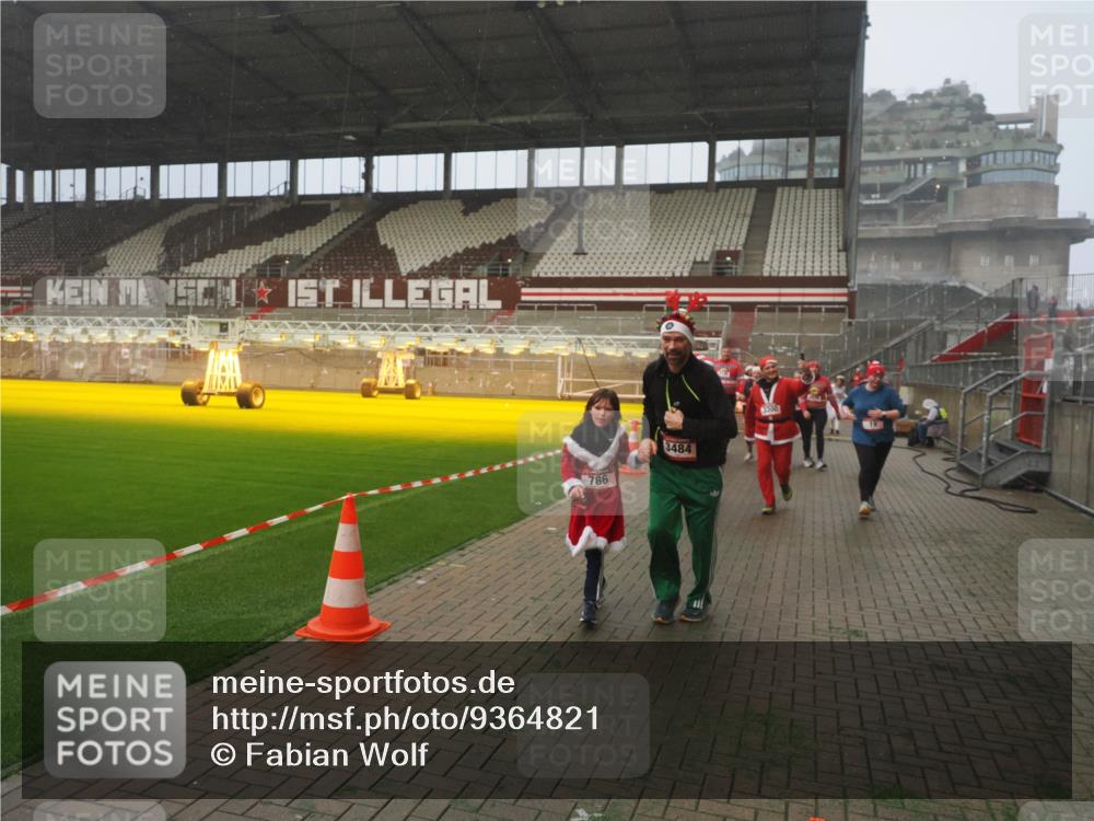 07.12.2025 - St. Pauli X-Mass-Run No. 15 Fabian Wolf http://msf.ph/oto/9364821 07.12.2025 10:08:58 Ziel 19, 390, 707, 786, 789, 947, 1002, 1031, 1176, 1461, 1465, 1570, 1575, 1576, 2126, 2521, 3300, 3332, 3335, 3484, 3891, 3904, 3907, 4066, 4067, 4068 meine-sportfotos.de