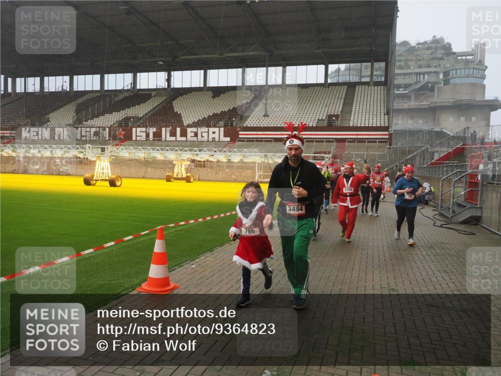 07.12.2025 - St. Pauli X-Mass-Run No. 15 Fabian Wolf http://msf.ph/oto/9364823 07.12.2025 10:08:59 Ziel 19, 390, 786, 789, 947, 1002, 1031, 1176, 1461, 1465, 1570, 1575, 1576, 2126, 2521, 3300, 3332, 3335, 3484, 3891, 3904, 3907, 4066, 4067, 4068 meine-sportfotos.de