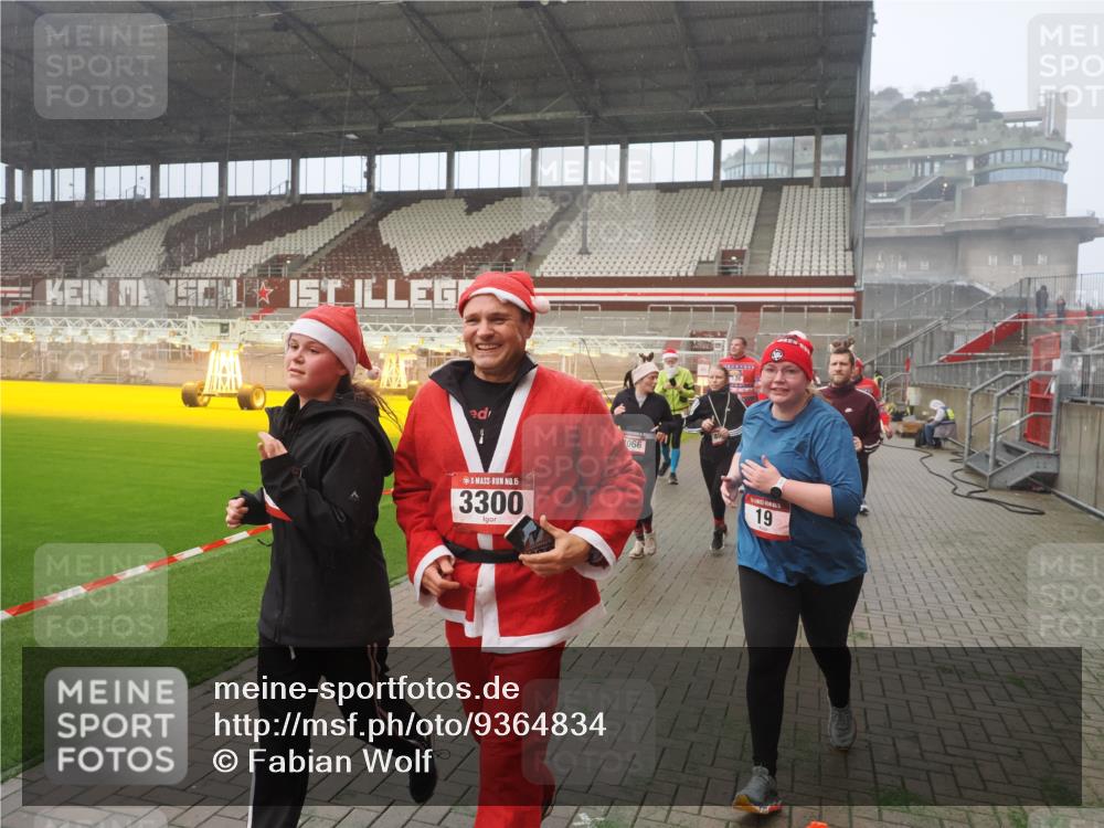 07.12.2025 - St. Pauli X-Mass-Run No. 15 Fabian Wolf http://msf.ph/oto/9364834 07.12.2025 10:09:01 Ziel 19, 390, 786, 789, 1176, 1461, 1465, 1570, 1575, 1576, 2126, 2521, 3300, 3484, 3891, 3904, 3907, 4066, 4067, 4068 meine-sportfotos.de