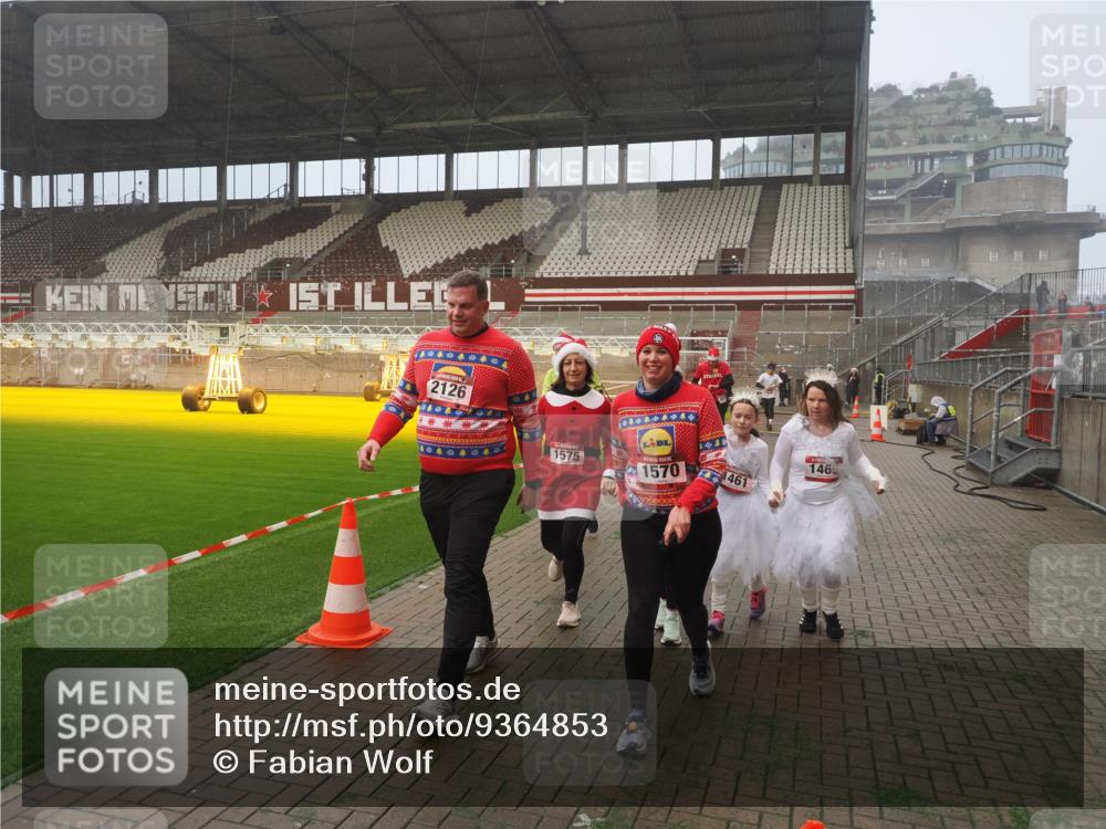 07.12.2025 - St. Pauli X-Mass-Run No. 15 Fabian Wolf http://msf.ph/oto/9364853 07.12.2025 10:09:06 Ziel 19, 786, 1461, 1465, 1570, 1575, 1576, 2126, 3300, 3484, 3891, 3907, 4066, 4067, 4068, 4113, 4666 meine-sportfotos.de