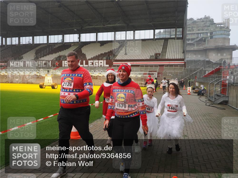 07.12.2025 - St. Pauli X-Mass-Run No. 15 Fabian Wolf http://msf.ph/oto/9364856 07.12.2025 10:09:07 Ziel 19, 786, 1461, 1465, 1570, 1575, 1576, 2126, 3300, 3484, 3891, 4066, 4067, 4068, 4113, 4666 meine-sportfotos.de