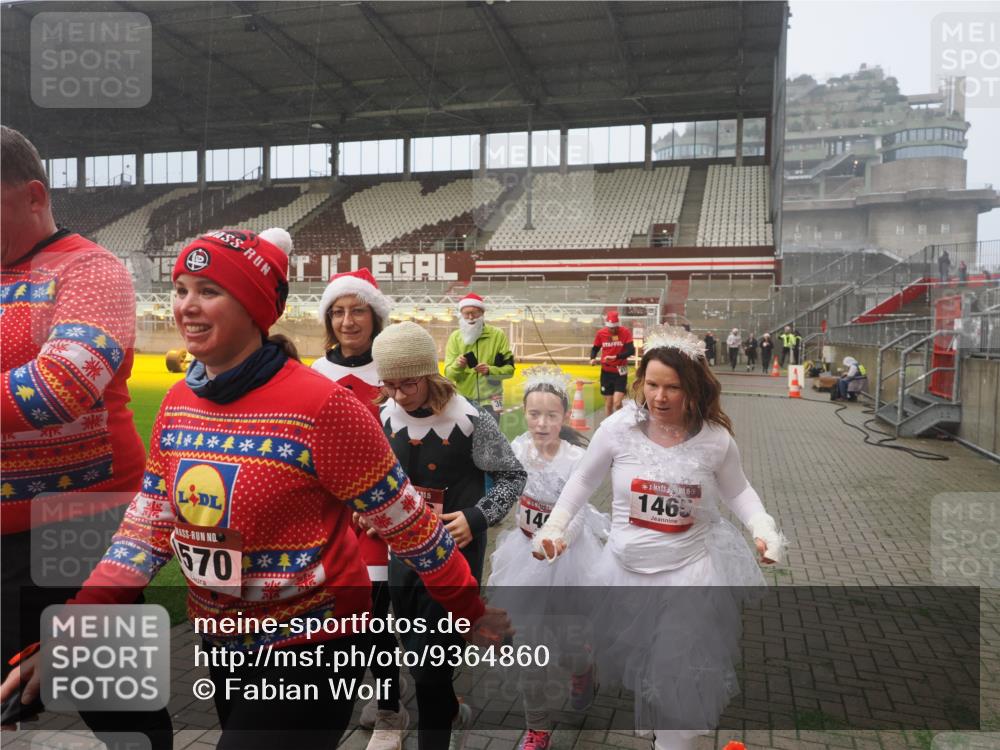 07.12.2025 - St. Pauli X-Mass-Run No. 15 Fabian Wolf http://msf.ph/oto/9364860 07.12.2025 10:09:07 Ziel 19, 786, 1461, 1465, 1570, 1575, 1576, 2126, 3300, 3484, 3891, 4066, 4067, 4068, 4113, 4666 meine-sportfotos.de
