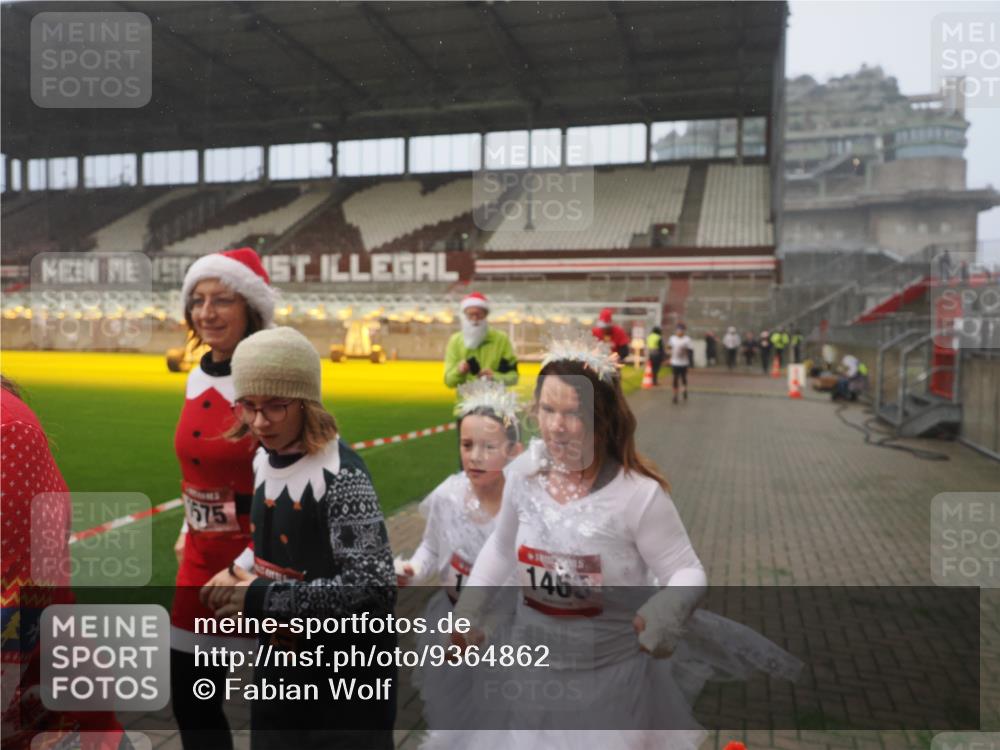 07.12.2025 - St. Pauli X-Mass-Run No. 15 Fabian Wolf http://msf.ph/oto/9364862 07.12.2025 10:09:08 Ziel 19, 786, 1461, 1465, 1570, 1575, 1576, 2126, 3300, 3484, 3891, 4066, 4067, 4068, 4113, 4666 meine-sportfotos.de