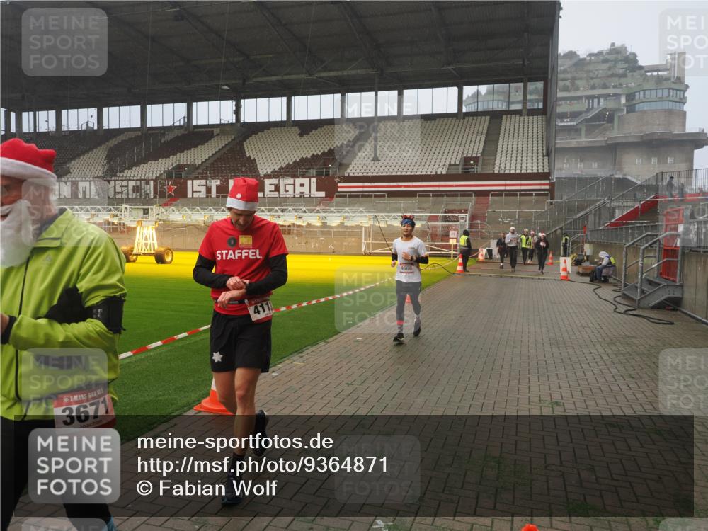 07.12.2025 - St. Pauli X-Mass-Run No. 15 Fabian Wolf http://msf.ph/oto/9364871 07.12.2025 10:09:12 Ziel 881, 896, 960, 1461, 1465, 1570, 1575, 1576, 2126, 3300, 3891, 4066, 4067, 4068, 4113, 4666 meine-sportfotos.de